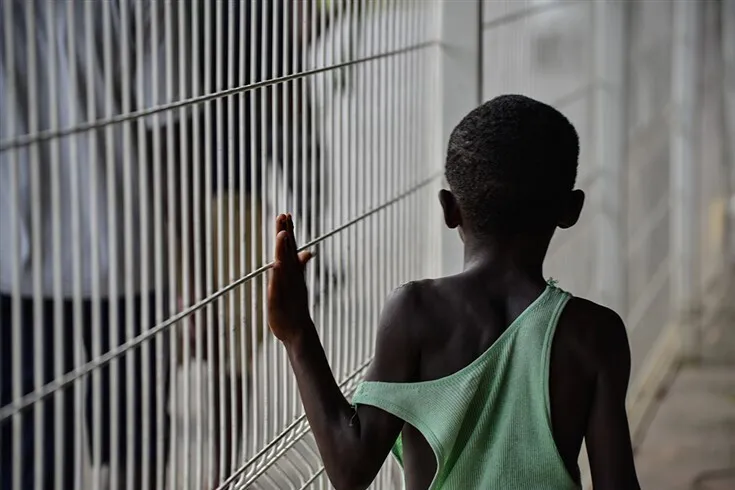 Pai esfaqueia filho de 13 anos por usar carro de mão sem a sua permissão - INAC assinala 984 casos de violência contra crianças