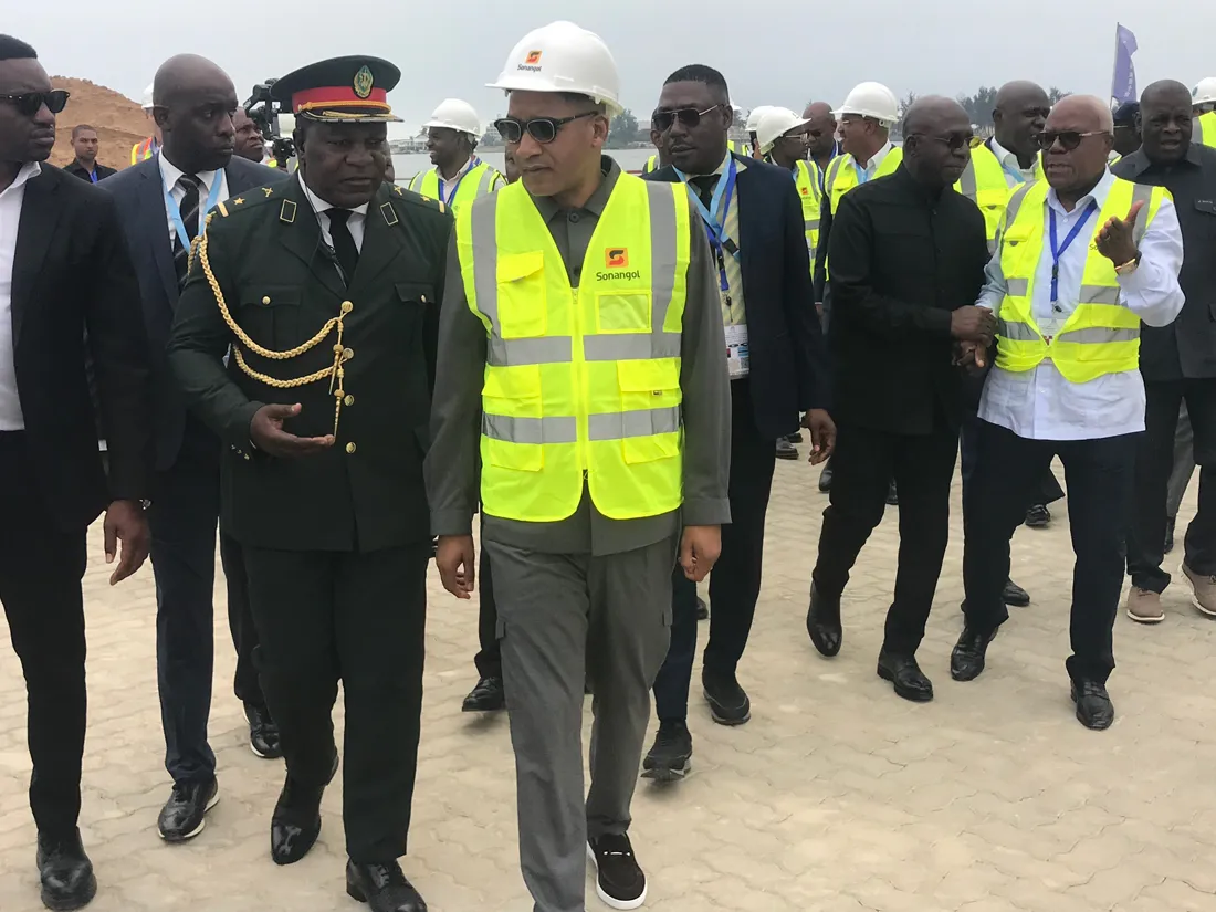 Greve nas obras da refinaria do Lobito após visita do Presidente do Botswana - Trabalhadores levantam a voz contra "míseros" salários