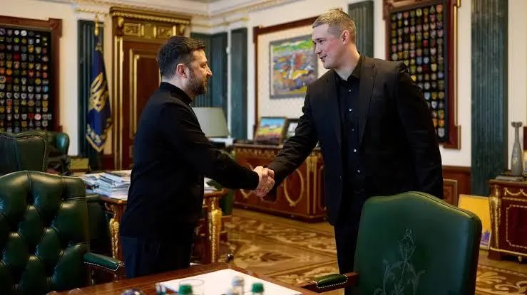 Rússia/Ucrânia: Milhares nas ruas continuam a exigir que Zelensky devolva o cargo de ministro da Defesa a Fedorov – Regime à beira de uma crise… eleitoral
