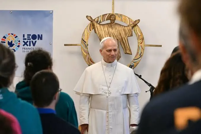 Papa Leão XIV visita centro de migrantes em Paris e reforça defesa da dignidade humana antes de missa para 600 mil fiéis