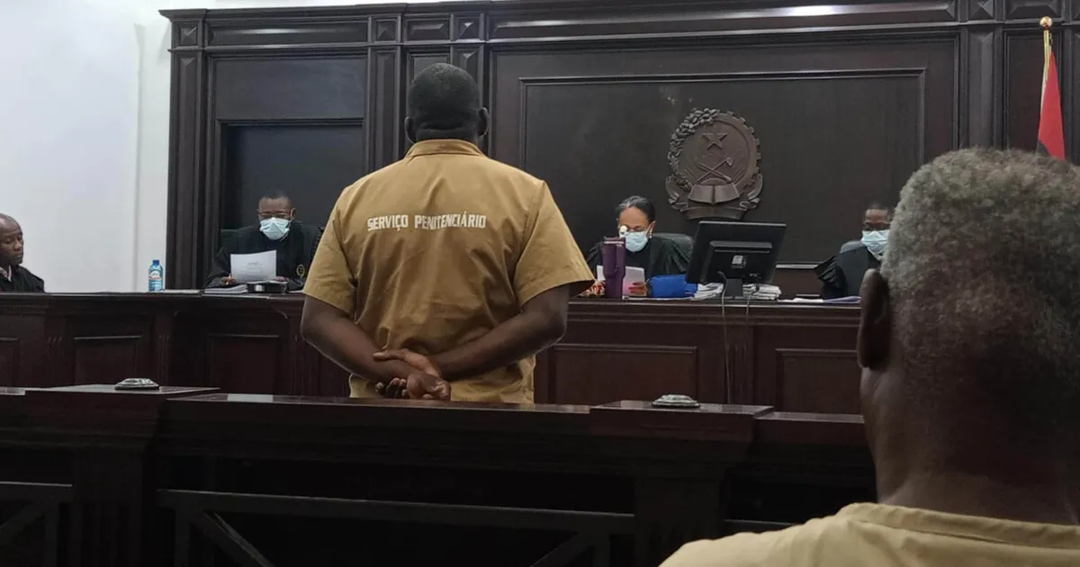 Luanda: "Zico", oficial do SIC que matou três membros da mesma família no Cazenga, começou a ser julgado esta quarta-feira – Em tribunal insistiu que vítimas eram assaltantes