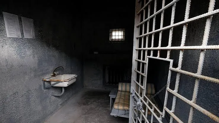 Oficiais do Serviço Penitenciário apanhados a ajudar detido a sair da cadeia fardado de agente – "Serviço" custou 3 milhões Kz
