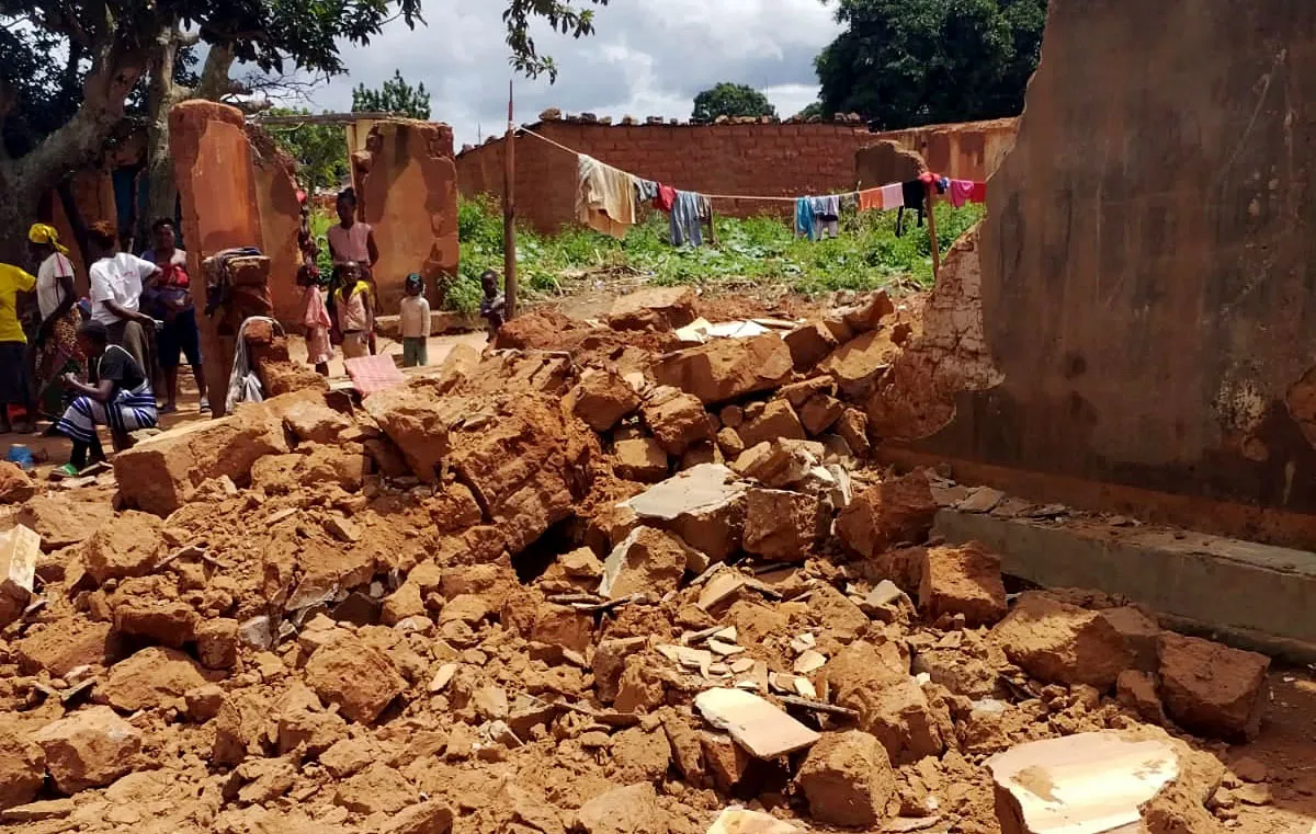 Desabamento de habitação mata duas crianças e um adulto no Bié