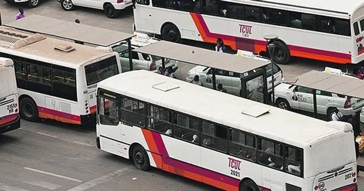 TCUL: Sindicato desiste de greve após Ministério dos Transportes prometer pagar o subsídio de férias e o salário do mês de Junho – Autocarros circulam normalmente nas avenidas de Luanda