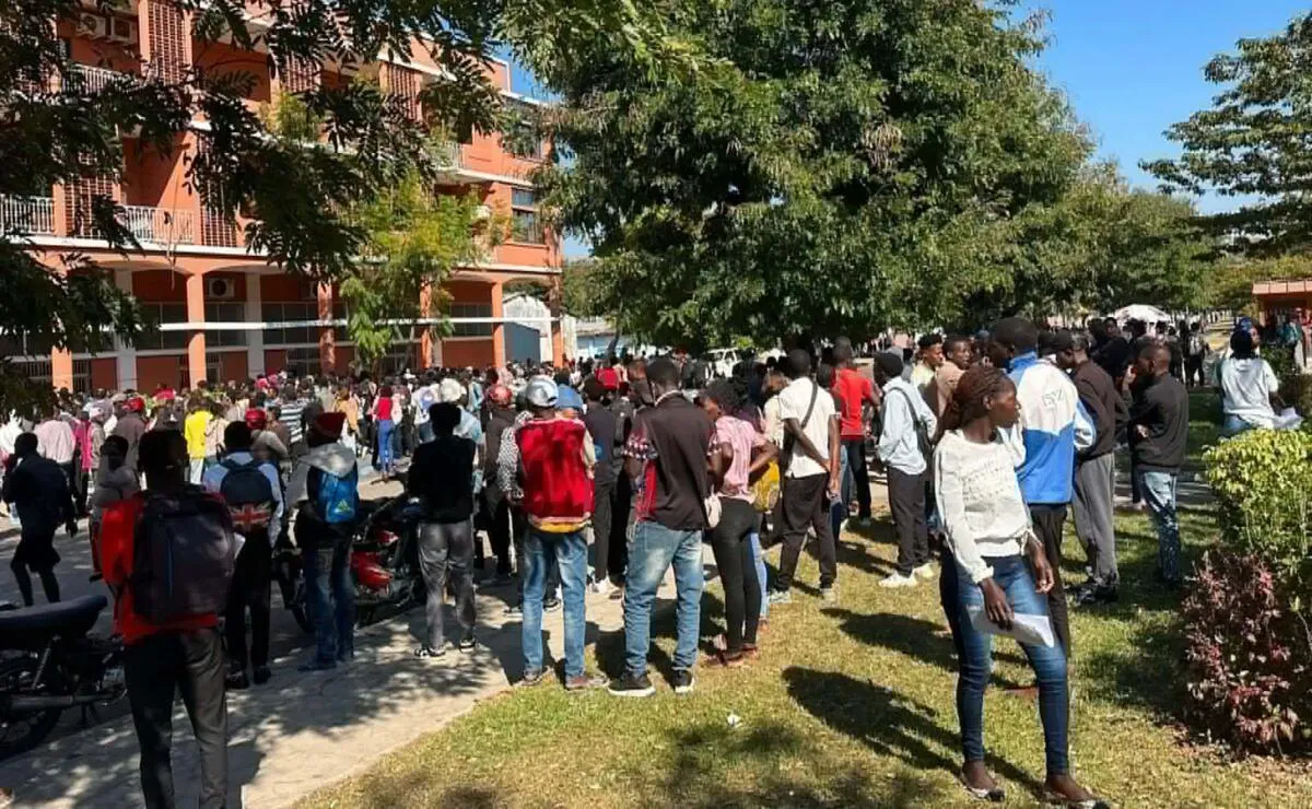 Autenticação de documentos para inscrição no concurso público do MININT leva centenas de pessoas aos cartórios notariais