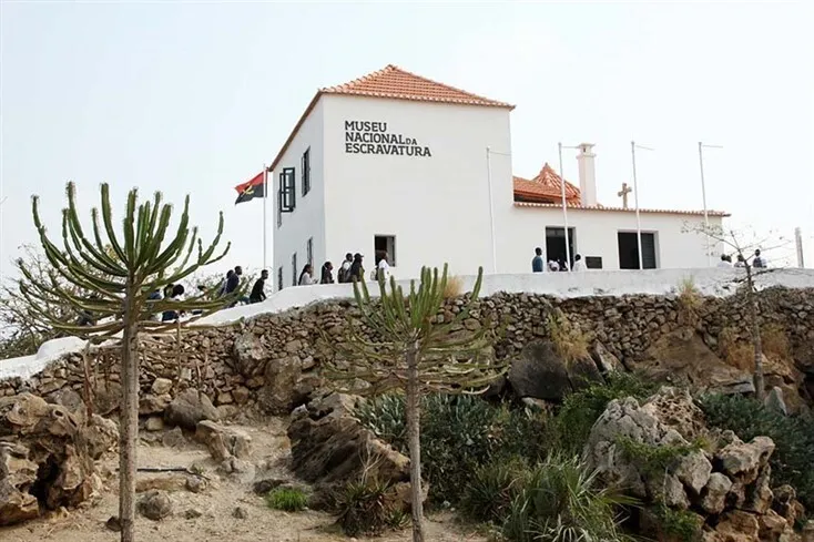 Assembleia-Geral da ONU declara tráfico de escravos como "crime mais grave contra a humanidade", Angola votou a favor, Portugal absteve-se na votação