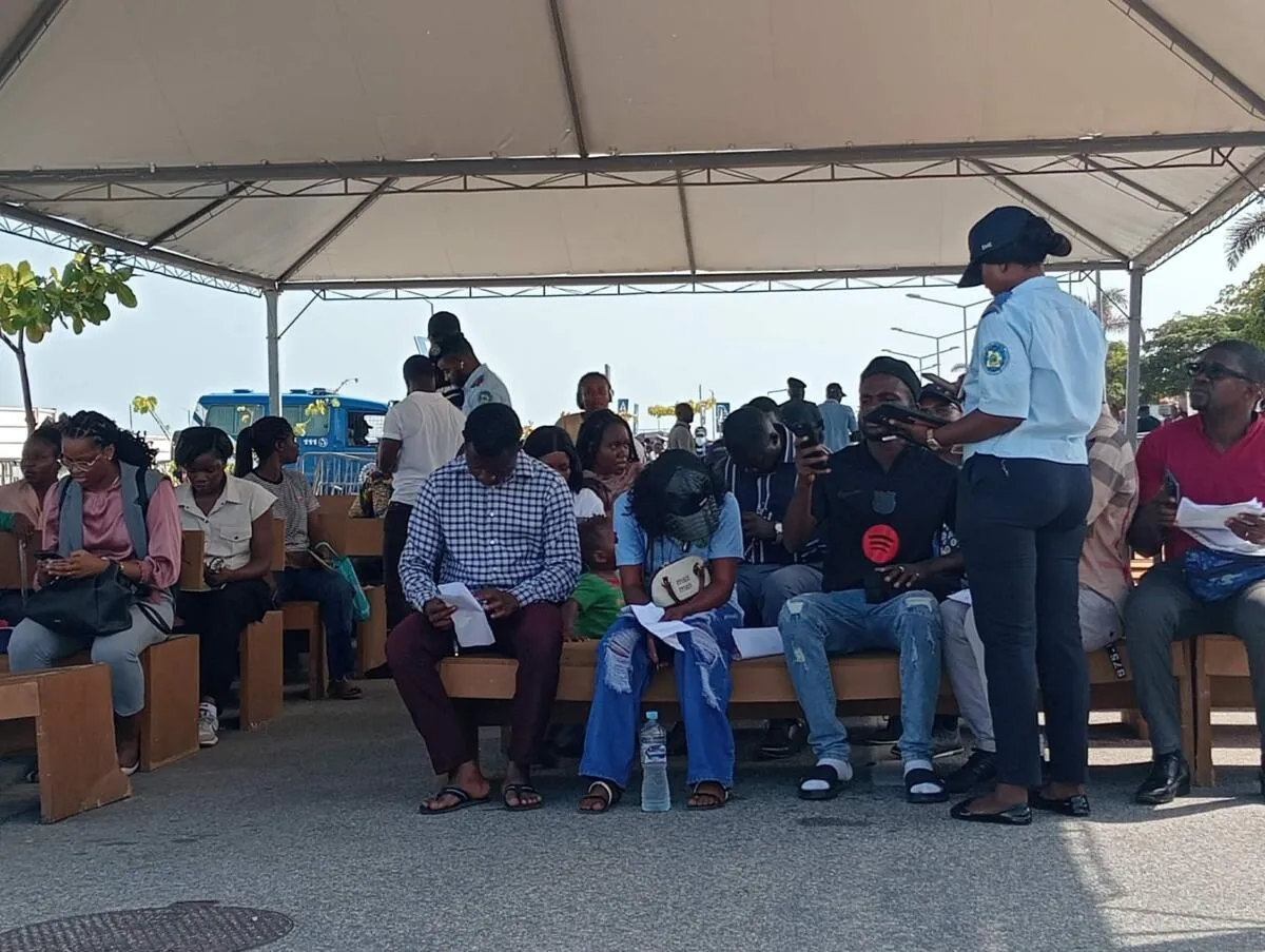 Atendimento no centro de apoio ao utente na Baía de Luanda foi optimizado - Em três dias, quase 4.000 pessoas foram atendidas
