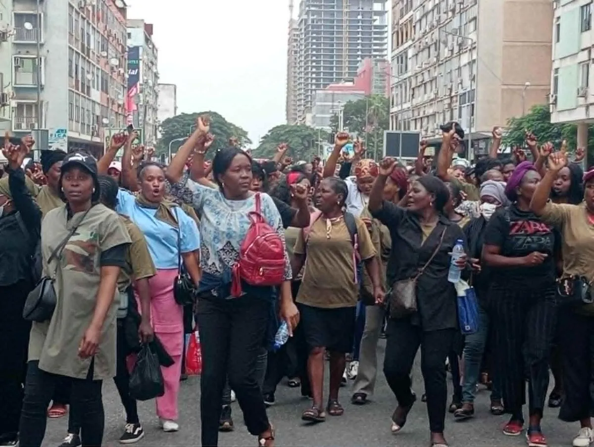 Mais de 1.500 trabalhadores da fábrica de uniformes das FAA saem à rua para exigir aumento salarial e melhorres condições laborais
