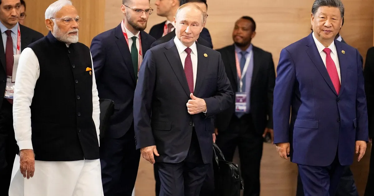 Rússia/Ucrânia: Vem aí uma nova "Guerra Fria" entre Ocidente e o "resto" do planeta? – Europeus aproveitam momento histórico para aumentar pressão sobre Moscovo e recuperar EUA para o seu confronto com Moscovo