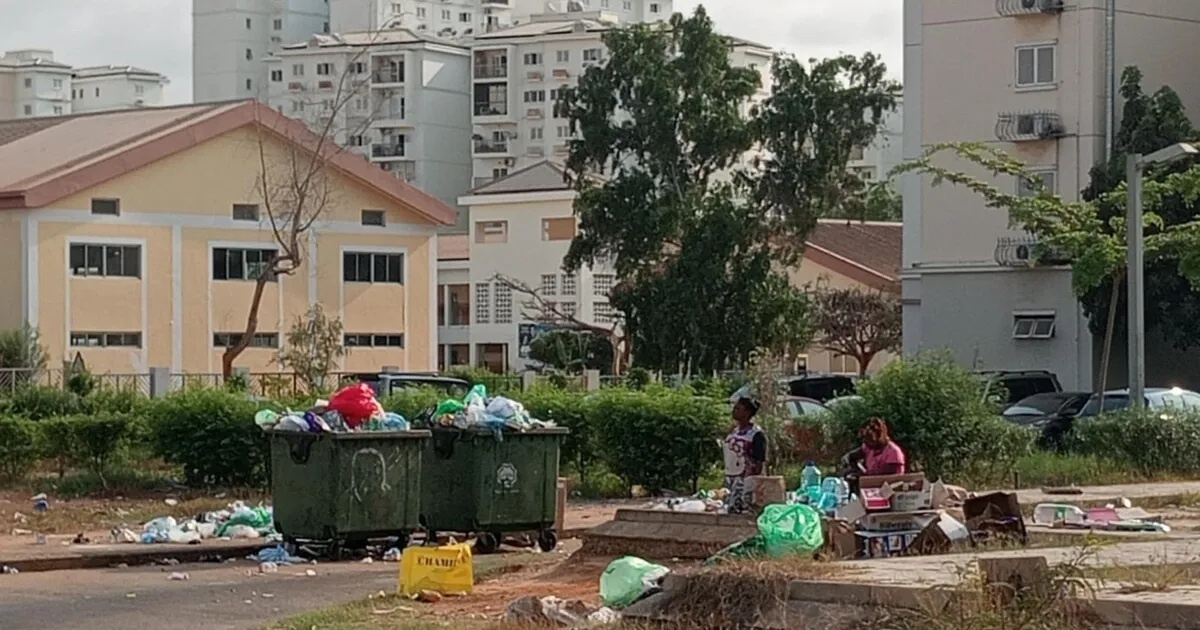 Centralidade do Kilamba: Contentores de lixo disputados por dezenas de jovens à procura de comida