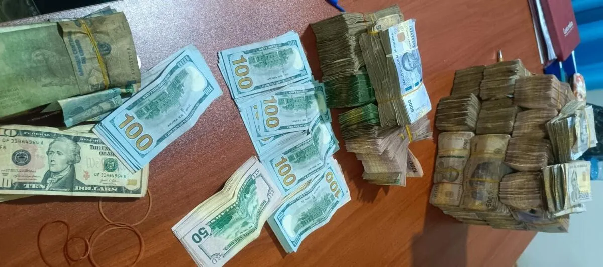 Zaire: PN intercepta três indivíduos com quase 80 milhões de kwanzas e 9.450 dólares