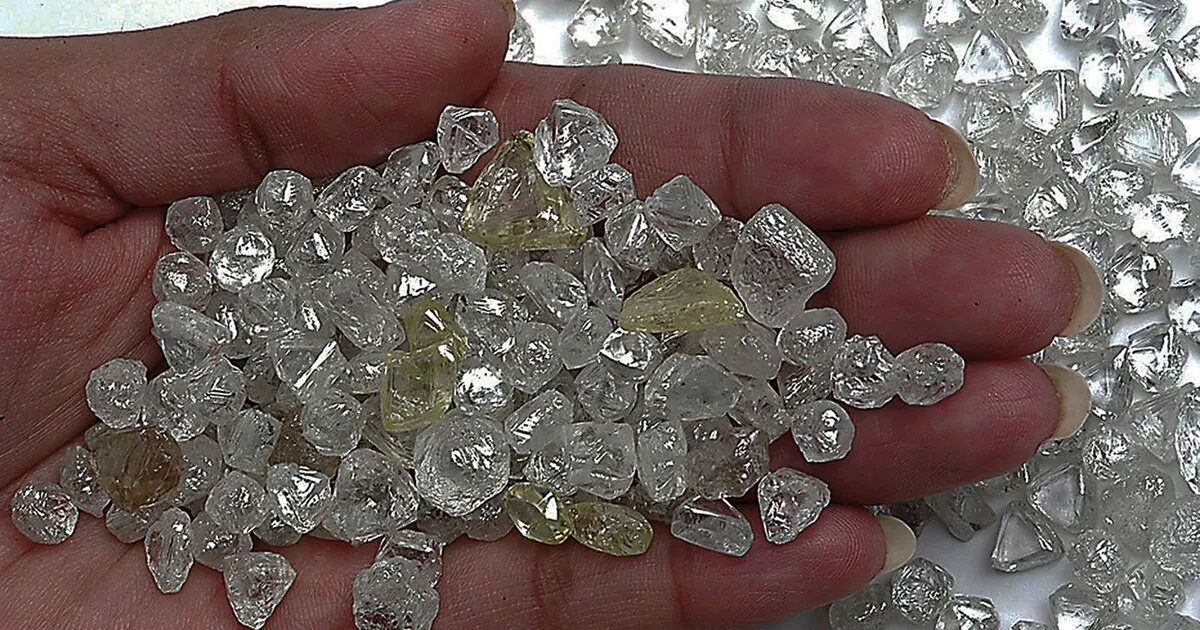 Diamantes: Segundo maior produtor de diamantes do mundo proíbe exportações em bruto - Todos os diamantes passam a ser transformados pela indústria do Botsuana