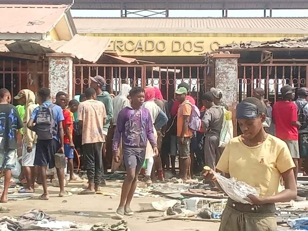 Mercado dos Congoleses está encerrado, mas venda desordenada continua visível nas proximidades