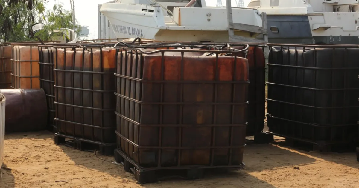Luanda: Polícia apreende um navio pesqueiro e duas embarcações artesanais quando contrabandeavam combustível em alto mar e detém dez pessoas