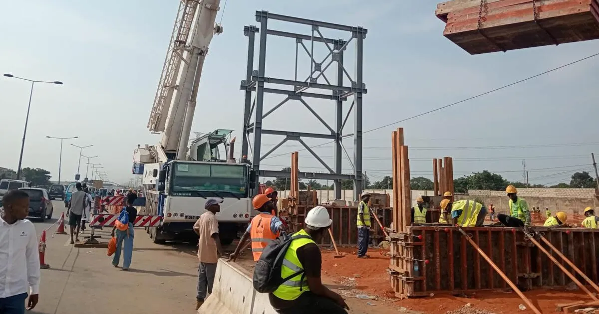 Luanda: Travessia na "Ponte Partida" vai deixar de ser feita sobre a linha férrea – GPL está a colocar pedonal que vai ligar bairro à Av. Deolinda Rodrigues