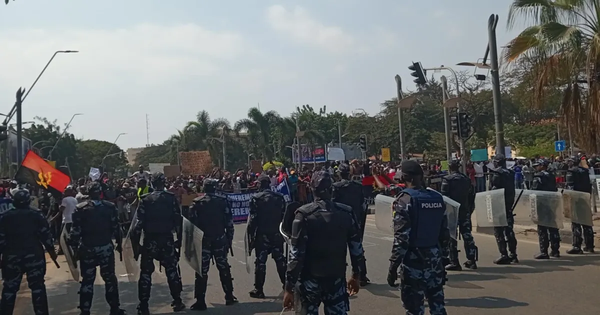 PN diz que dispersou manifestação porque manifestantes não acataram indicação de marcharem até ao Largo do Soweto, pois tinham a intenção de chegar à Assembleia Nacional