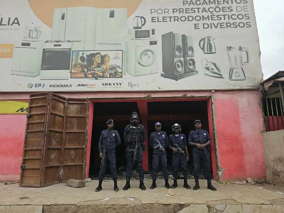 Centenas de cidadãos burlados em esquema milionário de venda de electrodomésticos no Mercado do Km 30