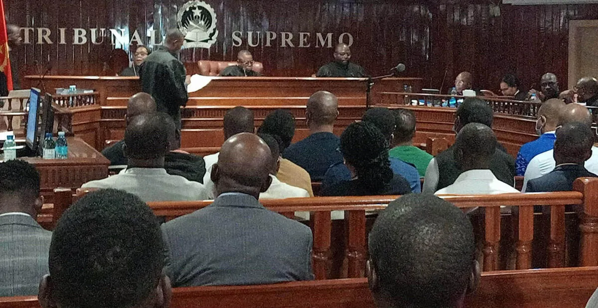 Caso AGT: Tribunal nomeou quatro defensores oficiosos para mais de 30 arguidos e decidiu prosseguir com julgamento após abandono da sala pelos advogados - OAA insta CSMJ a intervir com urgência
