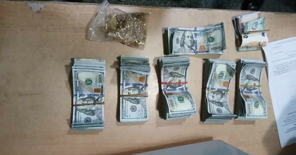 Apreendidos no Aeroporto 4 de Fevereiro mais de 50 mil USD e 300 gramas de ouro avaliadas em 45 milhões de kz com destino ao Dubai