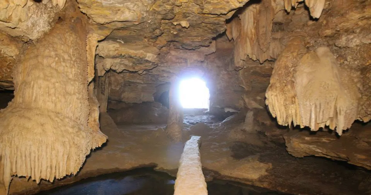Equipa internacional de geólogos e arqueólogos prepara "viagem no tempo" à Idade da Pedra no sul de Angola – Projecto PaleoLeba está focado nas grutas da Humpata e da Serra da Leba