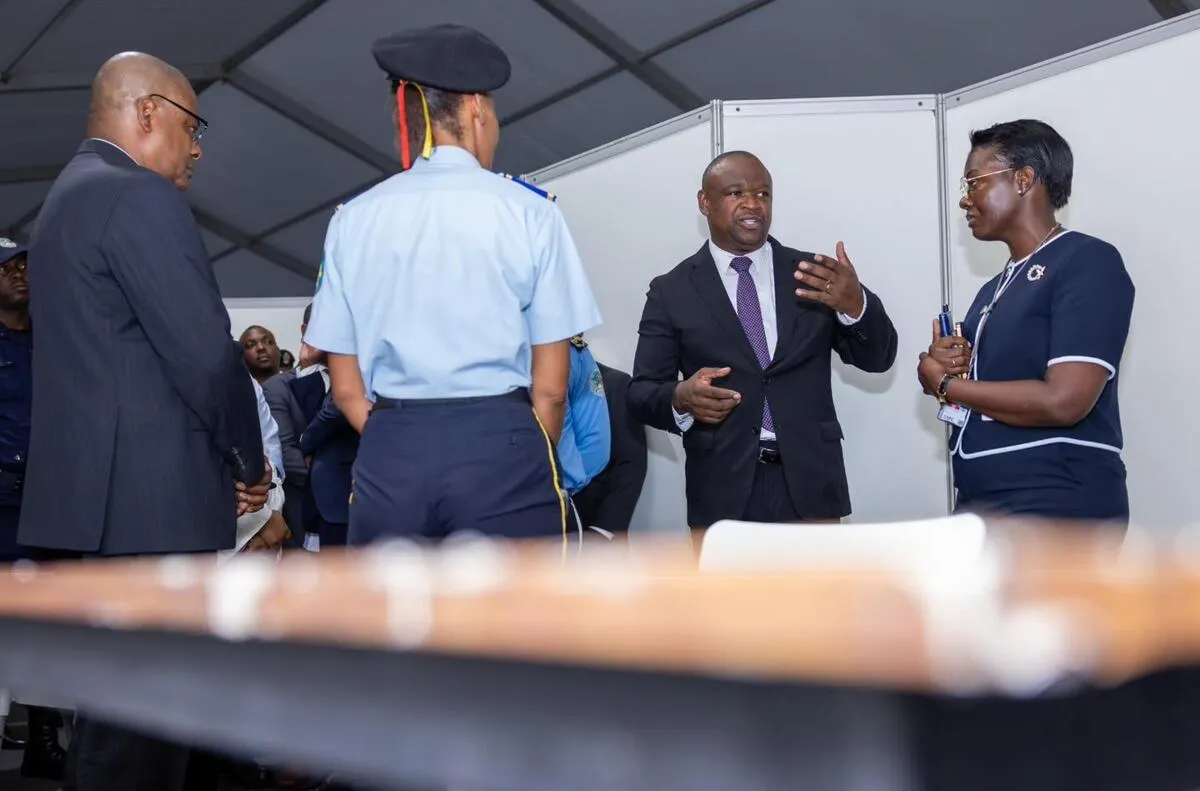MININT instala na Baía de Luanda um centro de apoio ao utente para agilizar a emissão da carta de condução e do passaporte