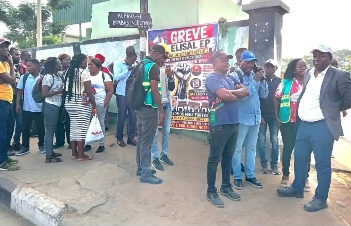 Luanda pode voltar a ficar inundada de lixo - Funcionários da ELISAL em greve para exigir aumento salarial