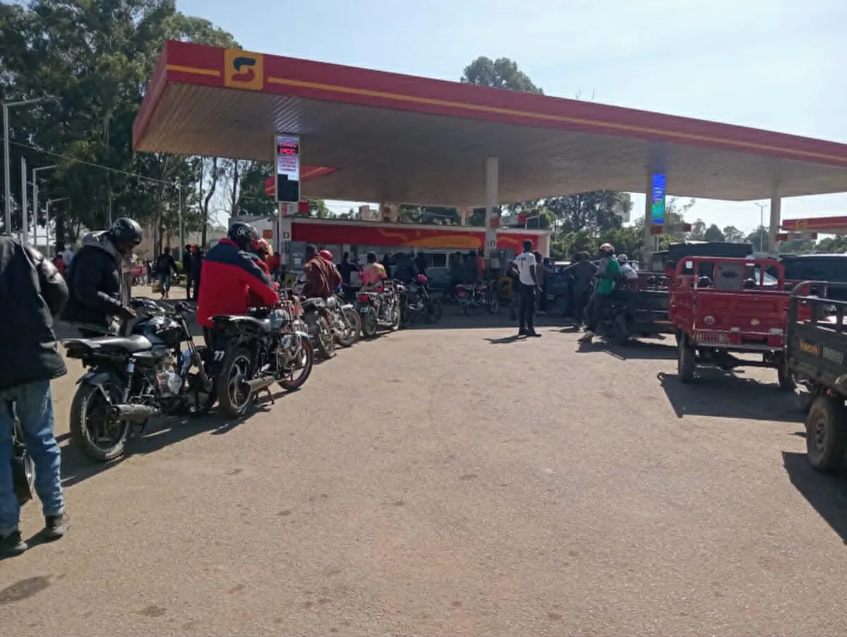 Huambo regista escassez de combustível há dois dias, situação que está a criar longas filas nos postos de abastecimento