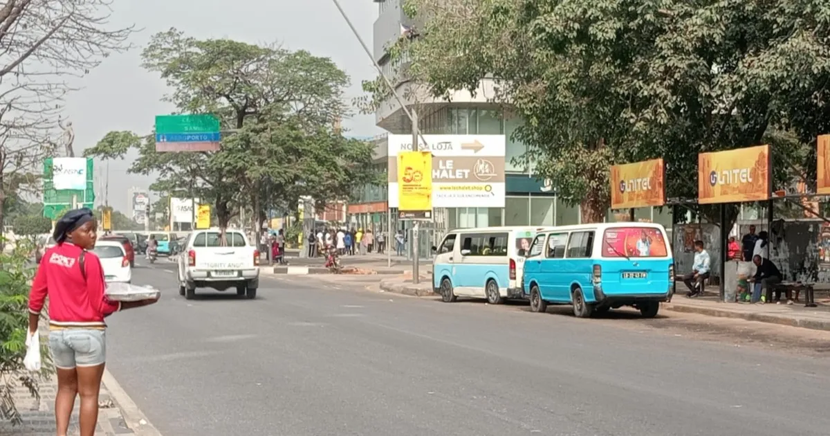 Luanda amanheceu calma após a subida do preço do gasóleo - Nas principais paragens de táxis e autocarros o movimento é o habitual