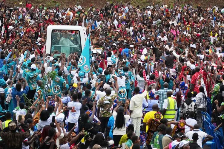 Camarões: Mais de meio milhão em Douala para assistir a missa do Papa que insiste em apontar o dedo aos "tiranos que devastam o Planeta" com guerras e corrupção