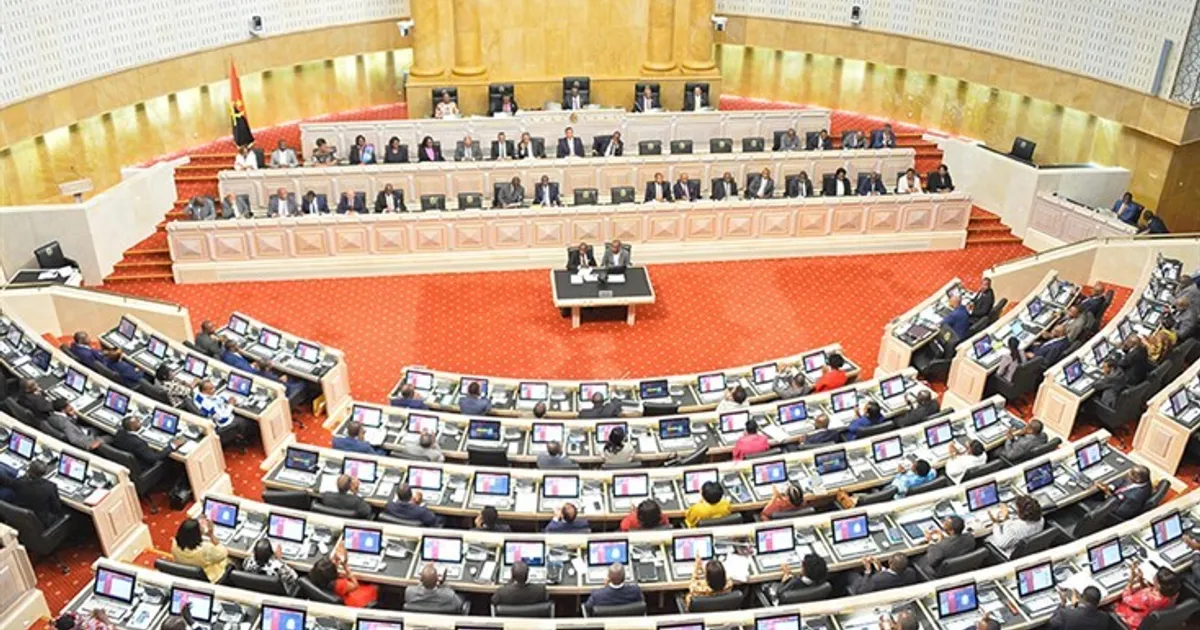 Parlamento aprova representantes do MPLA, PRS, FNLA e PHA na CNE- UNITA diz que "a qualquer momento" vai fazer chegar nomes dos seus comissários