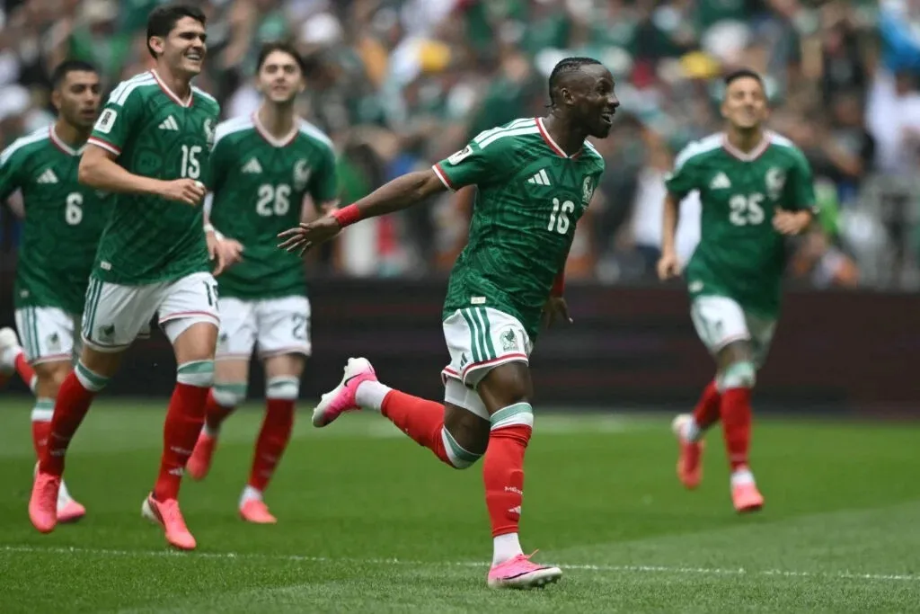 Mundial 2026: Vulcão mexicano reduz África do Sul a nove jogadores em triunfo inaugural por 2-0