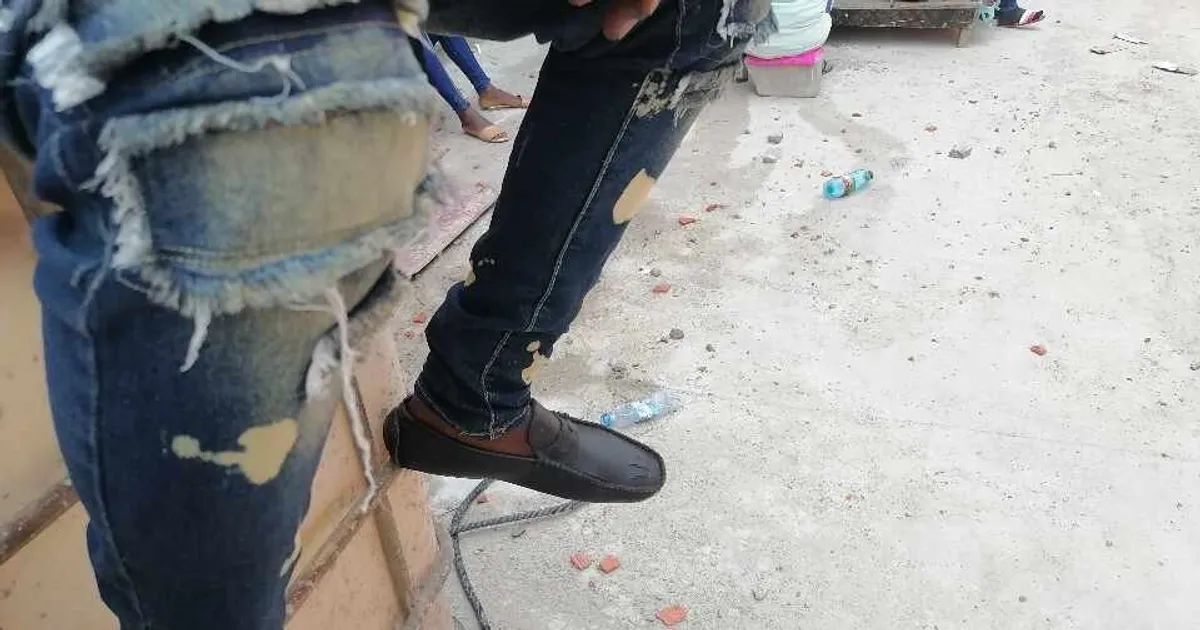 Desemprego: Dezenas de pessoas aglomeram-se no Shopping Kikolo esperando que alguém as chame para trabalhar seja no que for