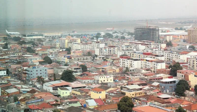 Senhorios criticam impostos e Estado falha na formalização do sector em Luanda - Arrendamento informal domina mercado e senhorios "fintam" fisco