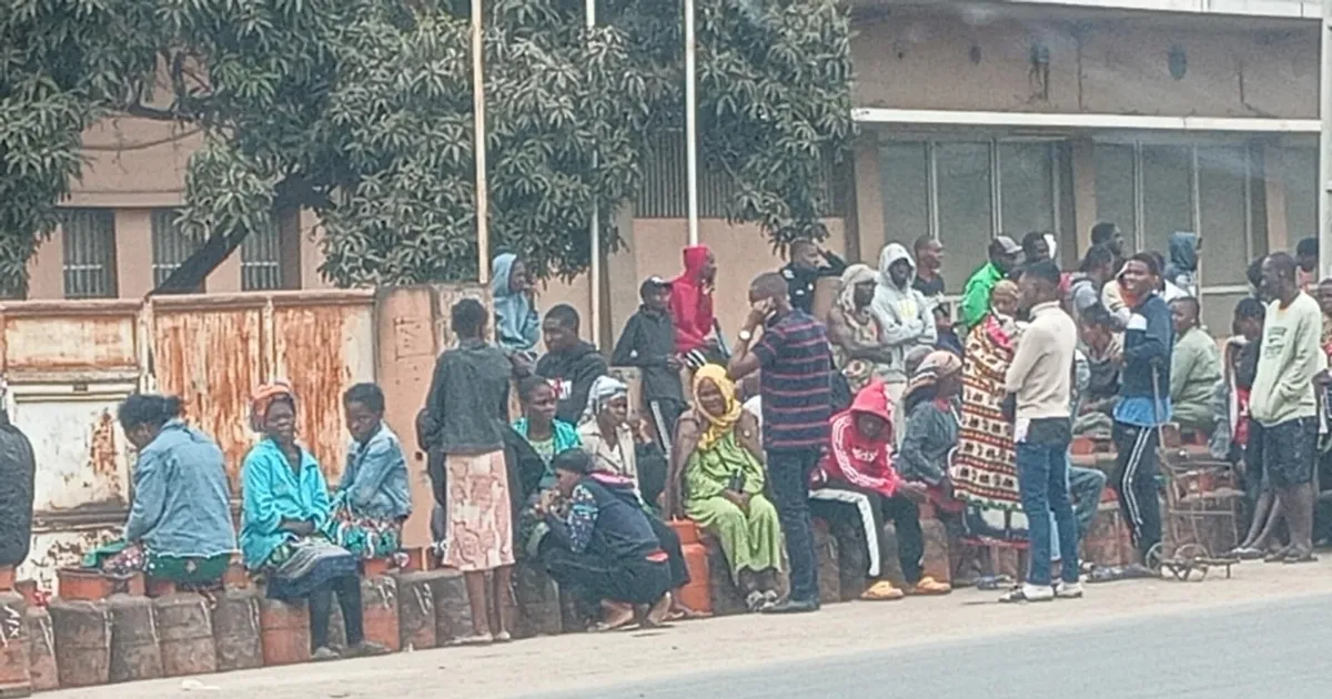 Luanda com escassez de gás há vários dias - Apesar de Sonagás não reconhecer constrangimentos, promete introduzir esta semana 55 mil botijas no mercado