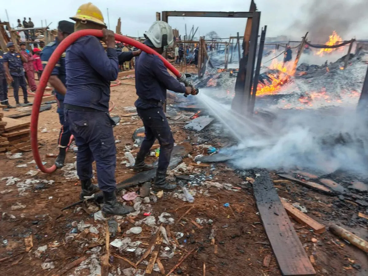 Luanda: Incêndio de grandes proporções destrói parte do Mercado do Kikolo – Bombeiros asseguram controlo da situação