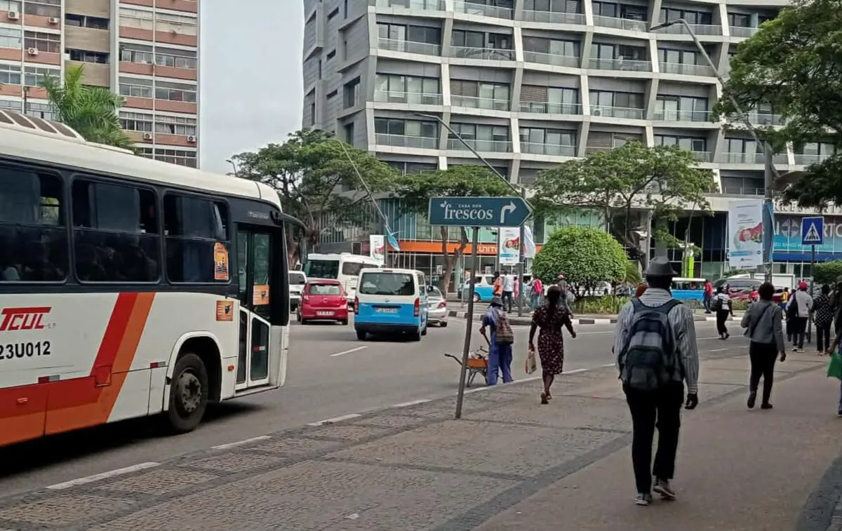 Após fim-semana de agitação e animação com a visita do Papa, Luanda voltou à normalidade esta segunda-feira