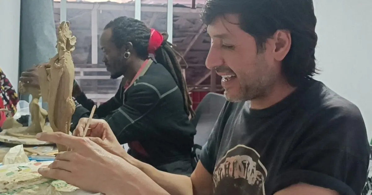 Estúdio-V apresenta trabalho a quatro mãos: Mac Verkron e ceramista Sergio García reproduzem universo mitológico de Angola e México em escultura em barro