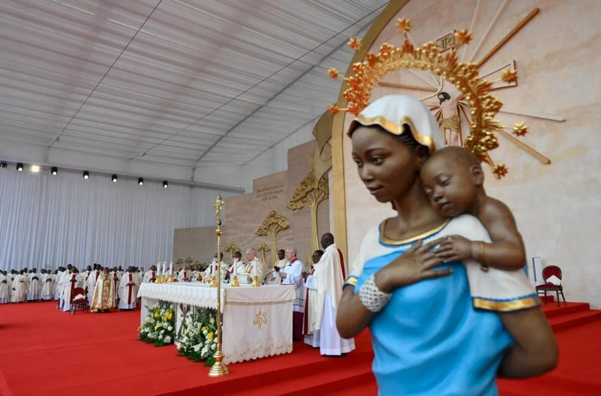 Papa deixa África mas leva de regresso ao Vaticano a "descoberta" de uma vontade nova feita de sorrisos e sofrimento – E deixa avisos desconfortáveis aos avarentos e aos amantes da guerra