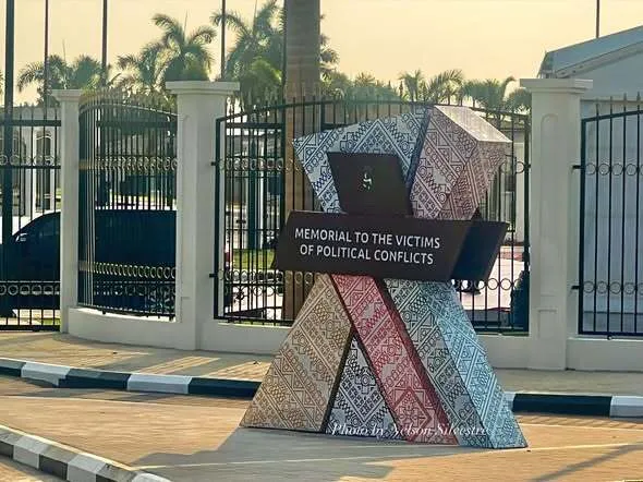 Oposição diz que "é uma pena" inaugurar um Memorial às Vítimas dos Conflitos Políticos sem rostos de Neto, Roberto e Savimbi - PR diz que monumento representa "o compromisso vivo de que todos importam"