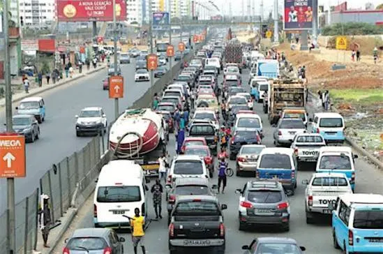 Avenida Deolinda Rodrigues em Luanda com trânsito parcialmente condicionado no sábado
