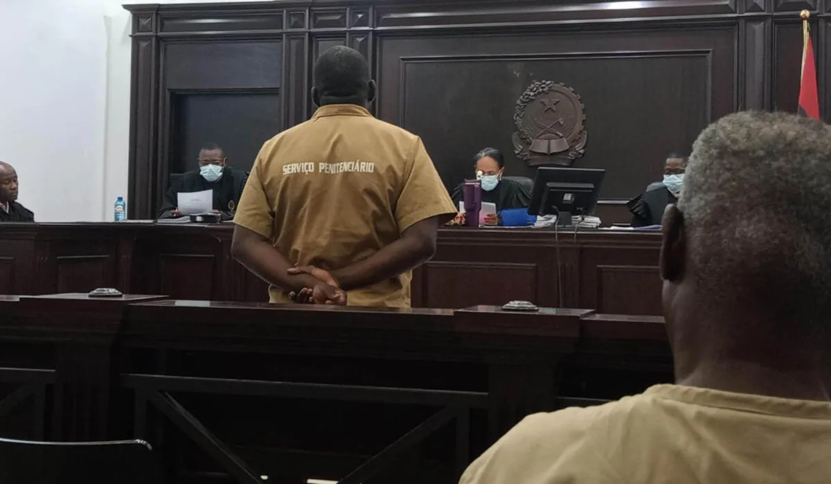 Luanda: "Zico", oficial do SIC que em 2024 matou três membros da mesma família, no Cazenga, condenado a 35 anos de prisão