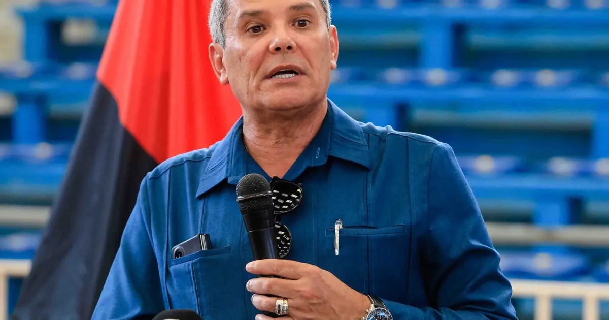 Ministro Rui Falcão promete para Novembro inauguração do novo estádio de futebol do Uíge
