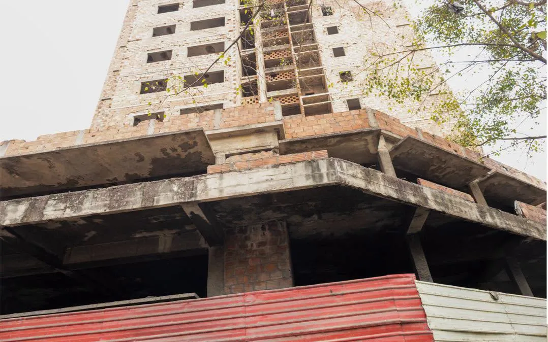 Luanda: Histórico prédio de "tijolos" da Maianga vai, finalmente, abaixo