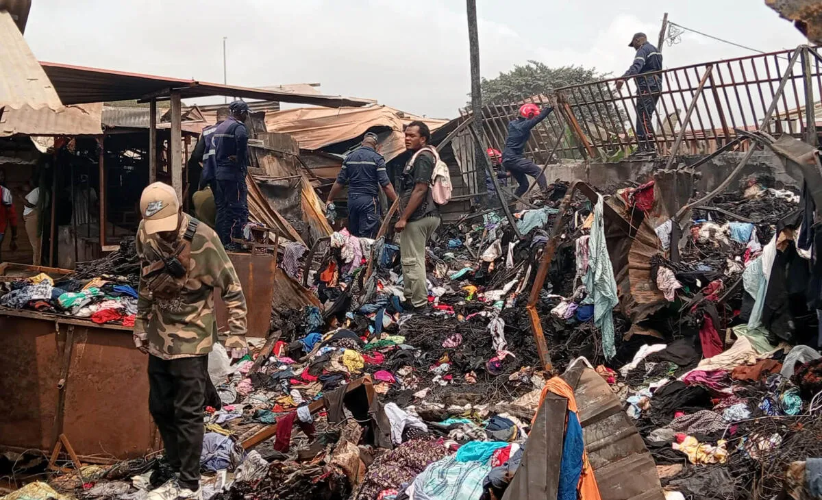 Mais de 150 comerciantes perdem negócio em incêndio no Mercado dos Congolenses, em Luanda