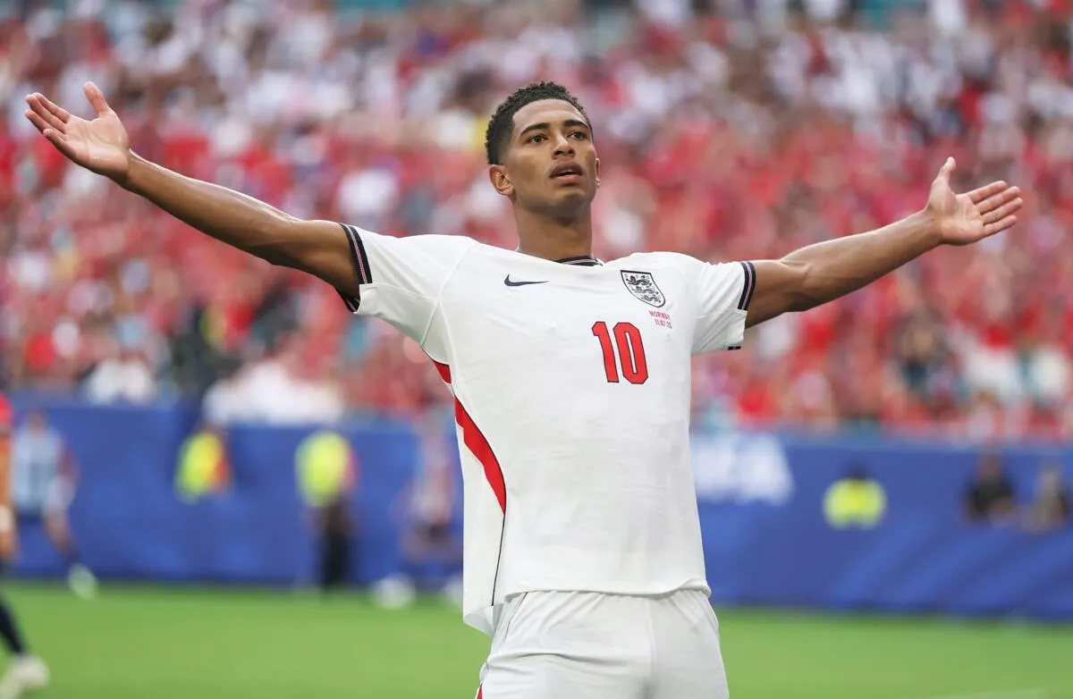 Mundial 2026: "Anglo-Saxões" interrompem travessia "Viking" com Jude Bellingham a remar a dobrar