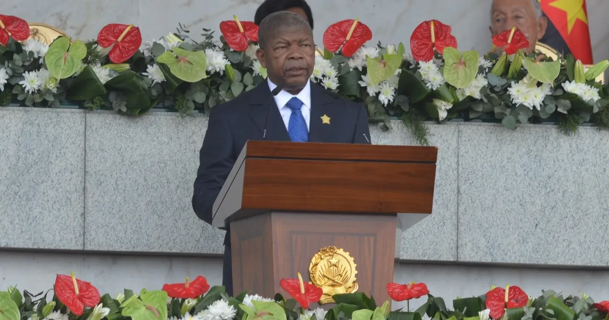 Discurso breve do Presidente com apelo ao investimento em Angola marca início do acto central das comemorações dos 50 anos da Independência
