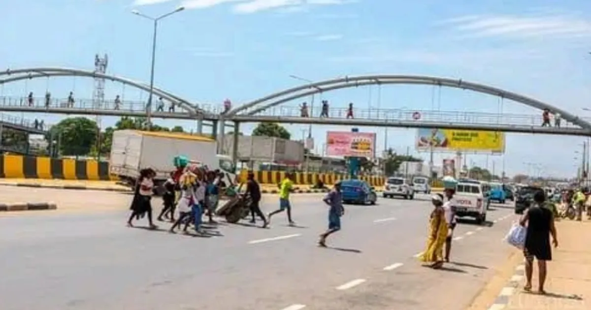 Luanda: Agente da polícia atropelado quando fazia travessia negligente da Av. Deolinda Rodrigues