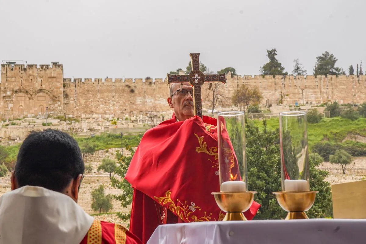 Médio Oriente: Depois de ter "desafiado" regras milenares que sobressaltaram o mundo cristão, Israel recua e permite missa pascal no Santo Sepulcro