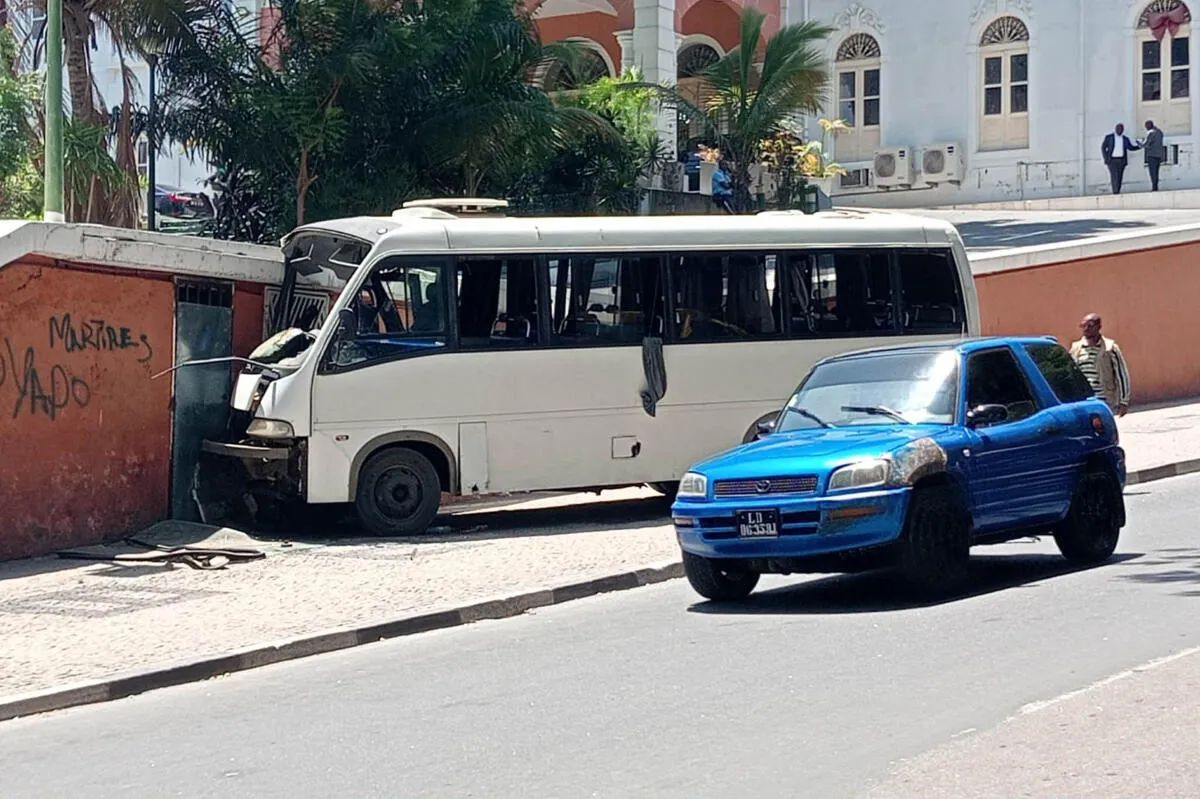 Mini-autocarro embate em Luanda e fere crianças
