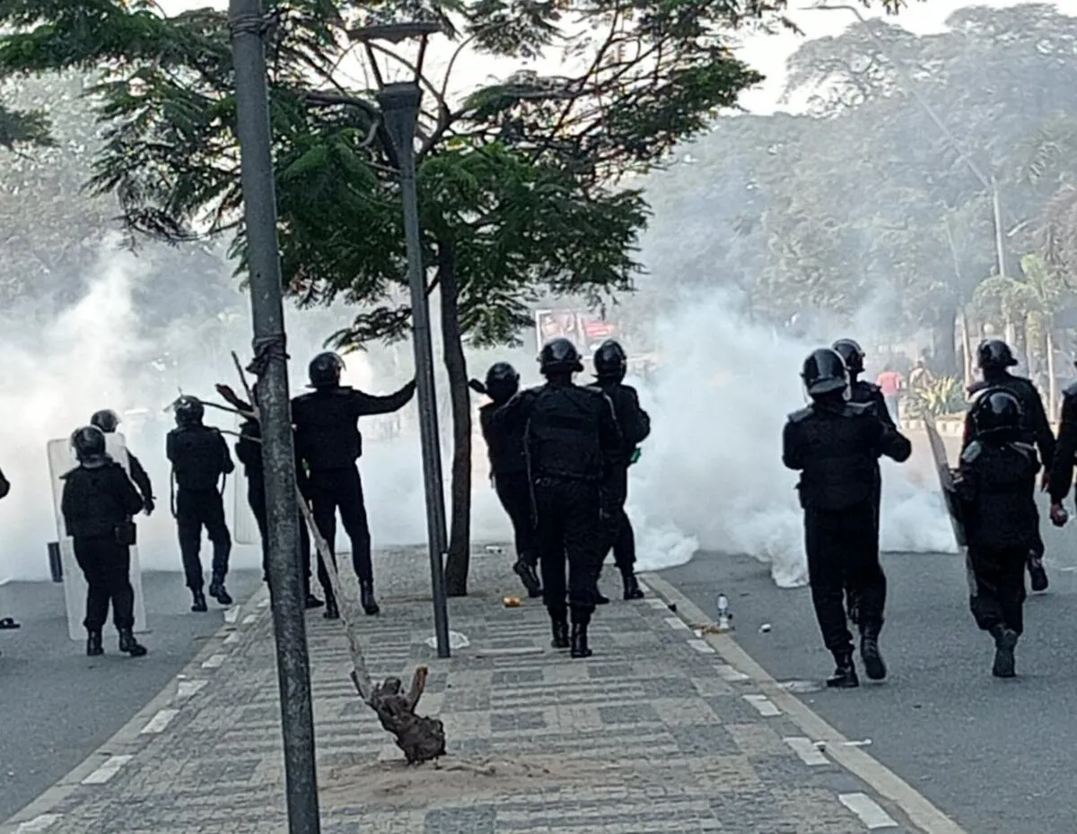 Polícia reprime com violência trabalhadores da ELISAL no 2º dia de greve
